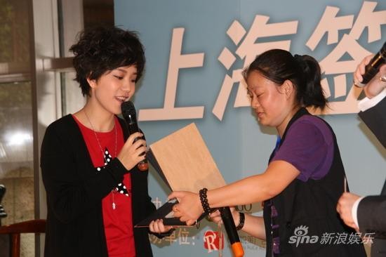李霄云上海签唱会同歌迷互动玩游戏(组图)