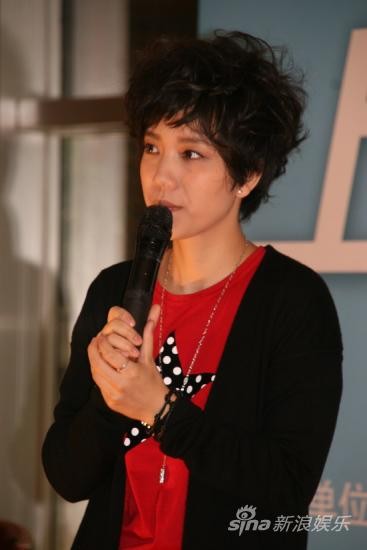 李霄云上海签唱会同歌迷互动玩游戏(组图)