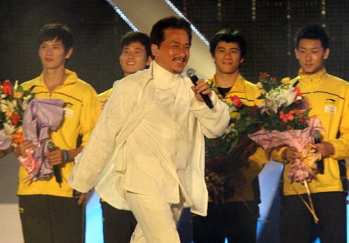 同一首歌走进青岛 成龙说山东话“套近乎”