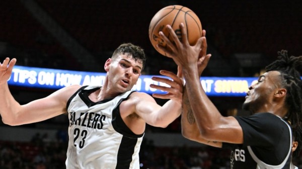 「巨星同框：NBA双人篮球明星的精彩合影」
