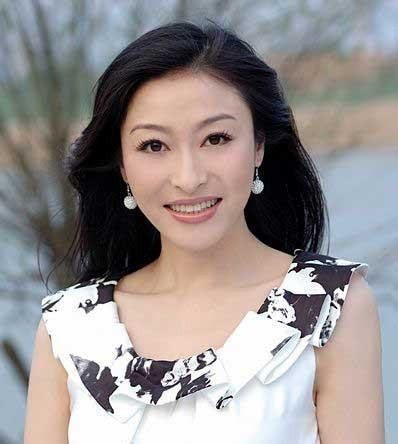 她是被综艺一姐干掉的芒果一姐，与李湘齐名远胜谢娜，婚变消失
