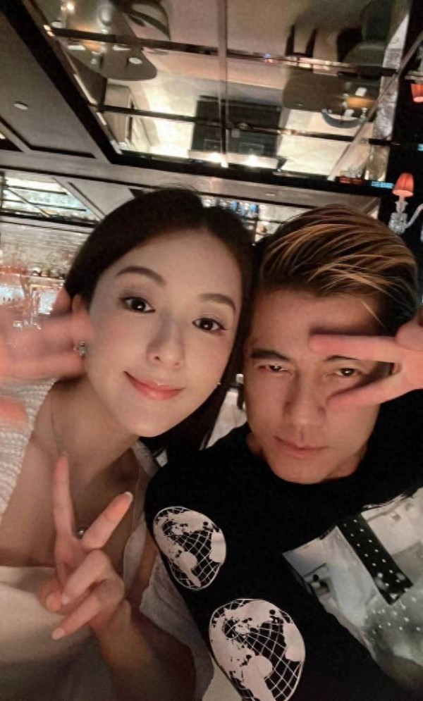 郭富城方媛全家庆生合影：幸福如此简单美好