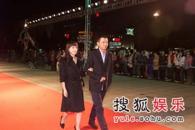 何琳黑色风衣亮相 自曝心中“时尚先生”标准