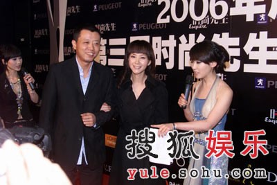 何琳黑色风衣亮相 自曝心中“时尚先生”标准