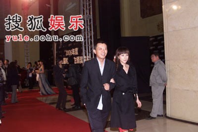 何琳黑色风衣亮相 自曝心中“时尚先生”标准