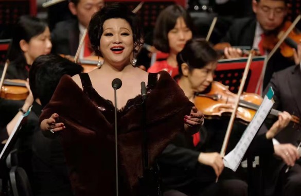 走在安福路的梧桐树下，她总忍不住唱歌——女高音歌唱家黄英3月5日举办“爱的喜悦”独唱音乐会