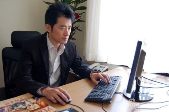 任泉在电脑前办公室