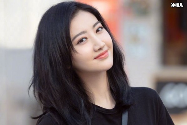 景甜在厕所化妆丝毫不顾及偶像形象，真是太接地气了