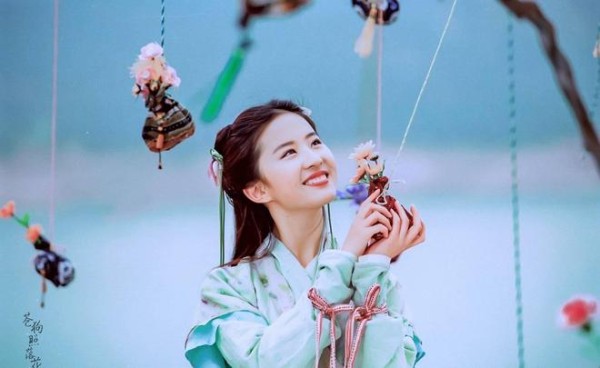 不争却始终处于风口浪尖 刘亦菲到底有什么魅力 久久没有被人遗忘
