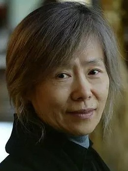 江顺的奶奶(艺秀晶饰演)