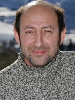 Martin Kazinski(凯德·麦拉德饰演)