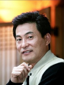 崔汉峰(李汉威饰演)