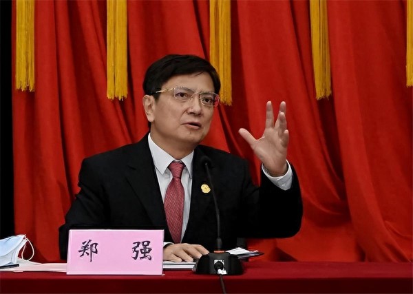 故事：郑强：曾被称教育界的“网红校长”，近期荣获新身份