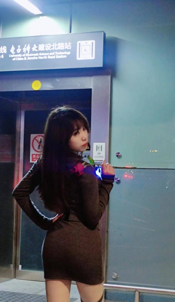 成都美女酷似女明星准备出道娱乐圈，众明星力挺