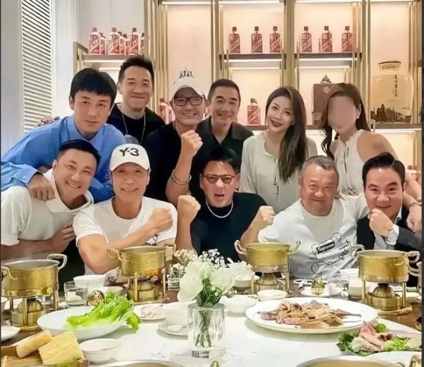 这是明星聚餐时的合影照，C位连老牌明星林国斌和曾志伟都没坐上