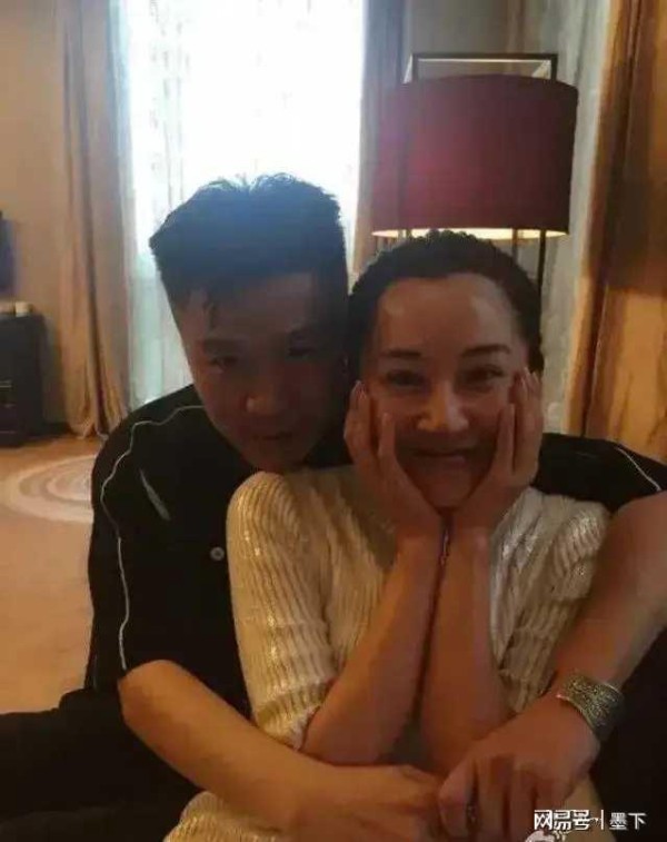 许晴饭局照流出，喝酒喝到满脸通红，彻底放飞自我！