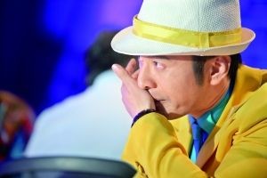 黄晓明堂弟高唱《二哥》，黄晓明转身抹泪。
