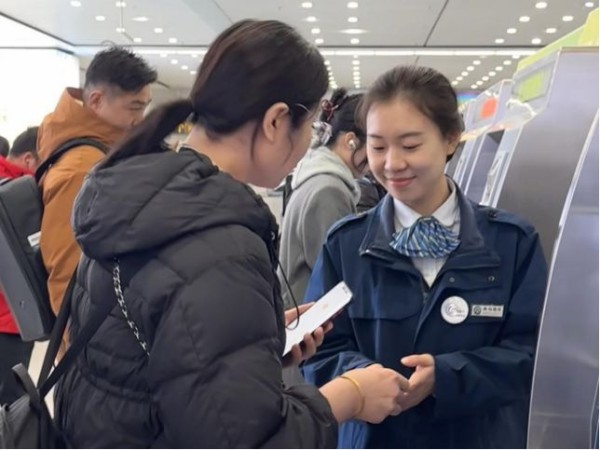 新闻追踪丨百万粉丝博主点名青岛地铁背后，他如何用一个表情解锁“隐藏服务”