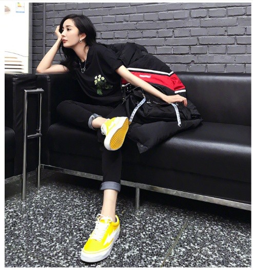 女明星街拍的3个穿衣“套路”！难怪显气质出众，普通人都比不了