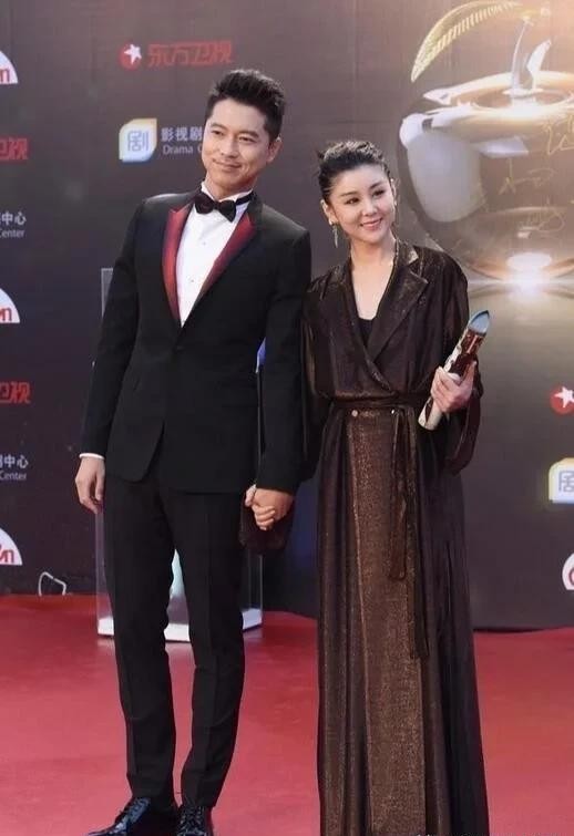 明星夫妻分享生活趣事：王雷自称“艺术家”，李小萌坦言自己很棒