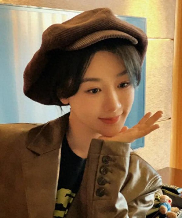 #娱评大赏#9月2日，知名女星杨紫在社交平台晒出近...