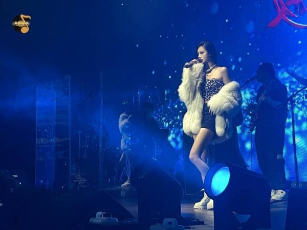 影视歌三栖全才明星艺人筱百合现身环球港婳枚LiveHouse