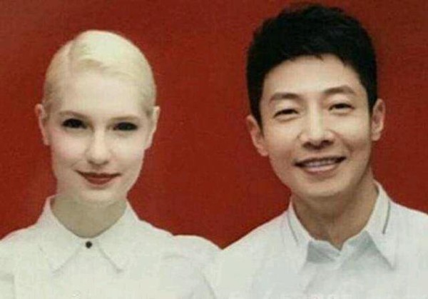 明星们的素颜结婚证件照,最后一对太不正经了!