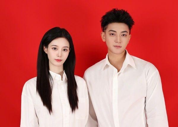 黄子韬、徐艺洋结婚领证了！晒登记照乐喊：目标已达成