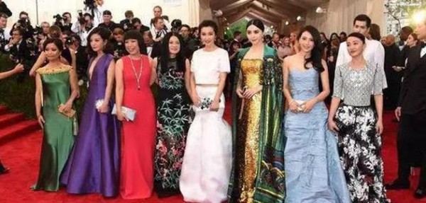 娱乐圈这两位女星被称为话题女王, 内心如此强大, 不得不让人佩服