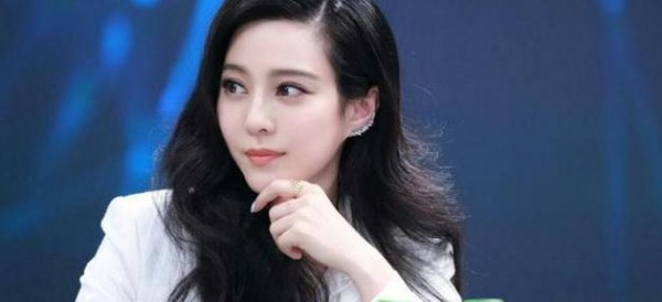 娱乐圈这两位女星被称为话题女王, 内心如此强大, 不得不让人佩服