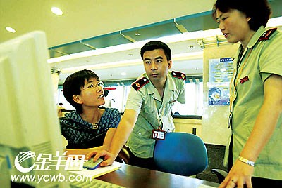 制片人大爆明星“阴阳合同”等逃税勾当 (组图)