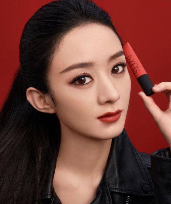 男明星代言彩妆，朱正廷口红试色，华晨宇烟熏妆太犀利！