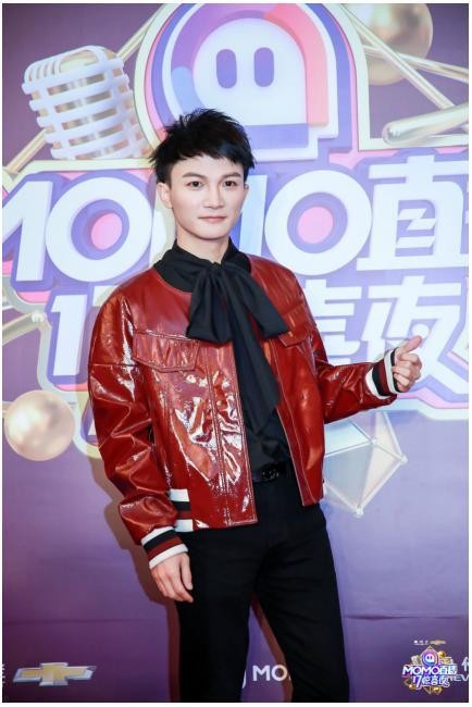 治愈系歌手周深与主播同台献唱 过年会放“插电鞭炮”