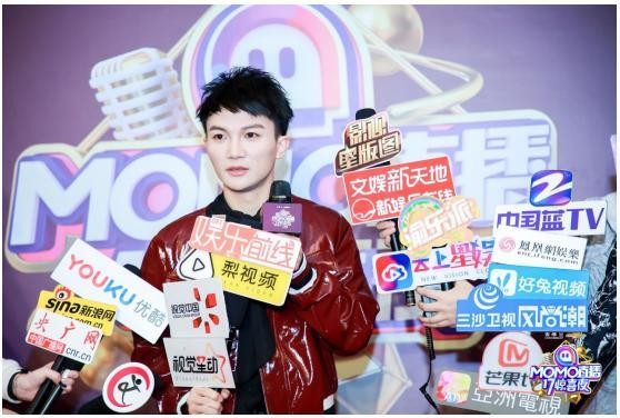 治愈系歌手周深与主播同台献唱 过年会放“插电鞭炮”