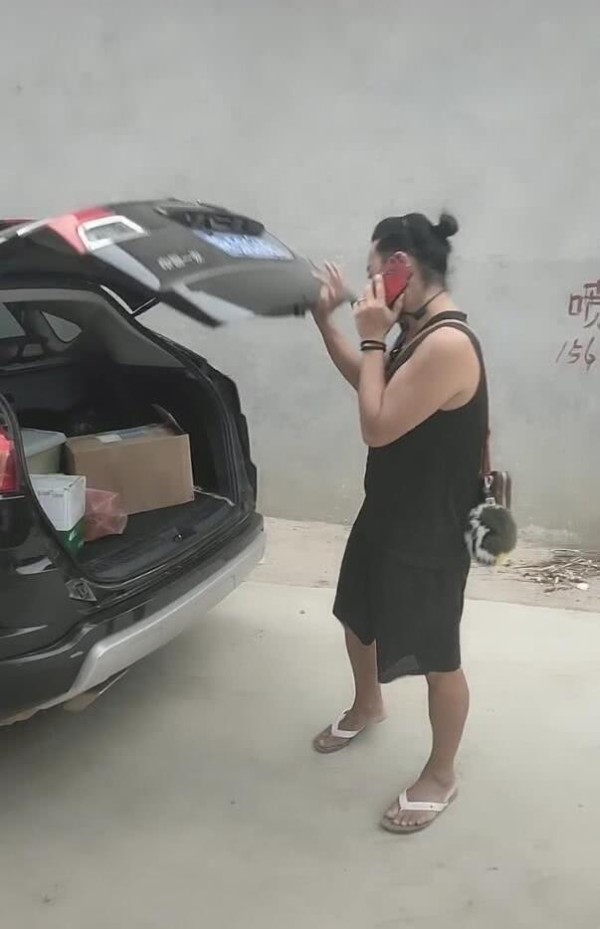 陈志朋第三次前往去世兄弟村中，无架子与当地儿童大方合影