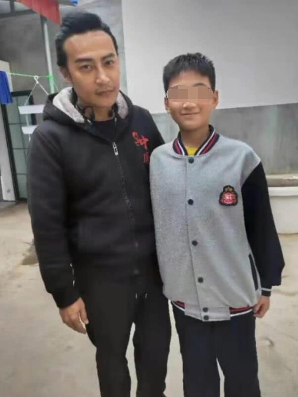 陈志朋第三次前往去世兄弟村中，无架子与当地儿童大方合影
