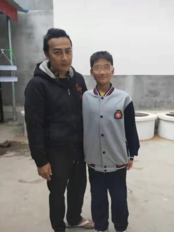 陈志朋第三次前往去世兄弟村中，无架子与当地儿童大方合影