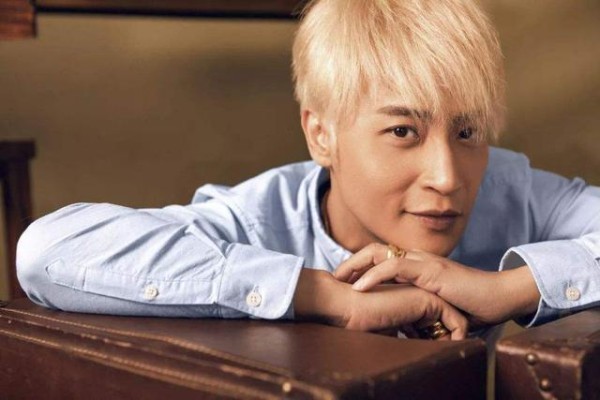 陈志朋第三次前往去世兄弟村中，无架子与当地儿童大方合影