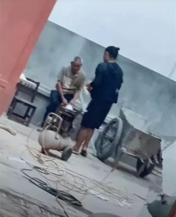 陈志朋第三次来南阳兄弟老家，亲自监督装修重情谊的人，为他点赞
