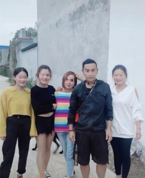 陈志朋第三次来南阳兄弟老家，亲自监督装修重情谊的人，为他点赞
