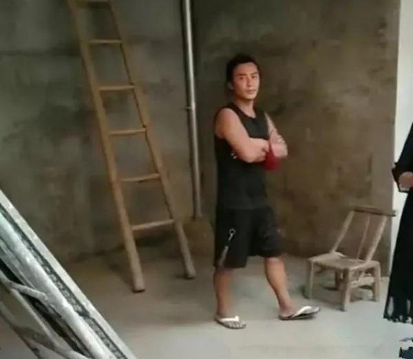 陈志朋第三次来南阳兄弟老家，亲自监督装修重情谊的人，为他点赞