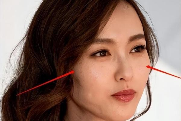 明星眼神里的秘密：揭秘面相中的魅力磁场