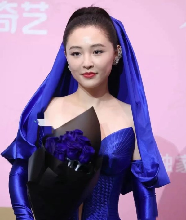 赵丽颖新加坡之行被嘲，吴倩澳门之行也被嘲，所以是这发型有毒？