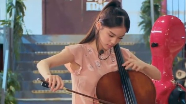 偶像来了：欧阳娜娜小女神玩完钢琴拉小提琴，顿时气氛陷入欢乐中