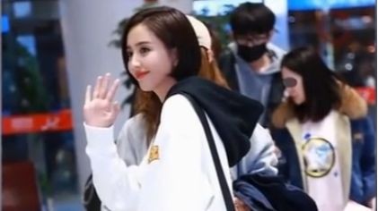 佟丽娅回归短发女神行列，官方镜头下颜值爆表，太漂亮了！