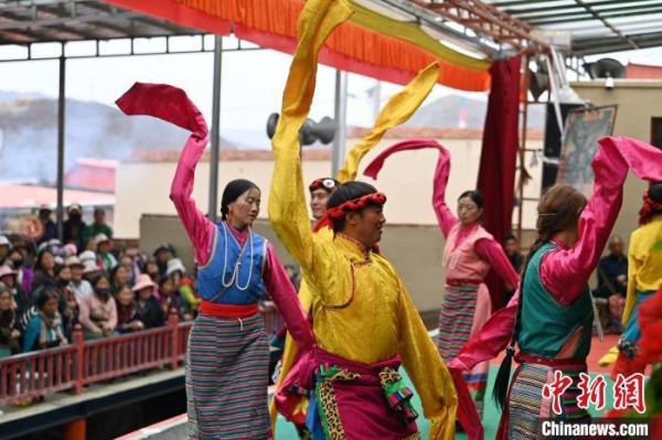5月7日，在甘肃甘南藏族自治州碌曲县双岔镇二地村，当地村民演绎传统八大藏戏之一的《诺桑王子》。九美旦增　摄