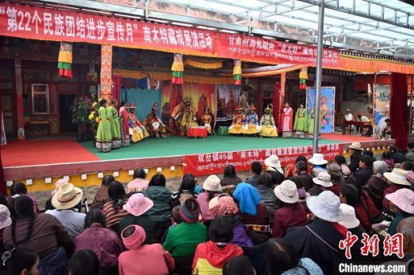 5月7日，在甘肃甘南藏族自治州碌曲县双岔镇二地村，双岔镇45届“南木特”藏戏展演暨第四届“戏王”争霸赛举行。图为当地村民演绎传统八大藏戏之一的《诺桑王子》。九美旦增　摄