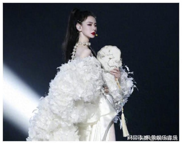 戚薇的“姬圈”，人设炒作，明星形象的真实与虚假之争