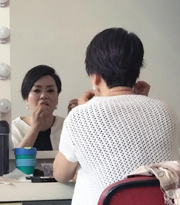 54岁毛阿敏近照曝光，老公是百亿隐形富豪，女儿简直美炸了！