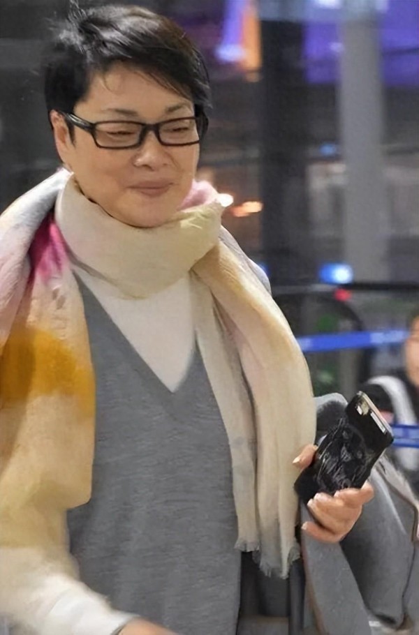 毛阿敏素颜照：真我风采，无惧岁月考验